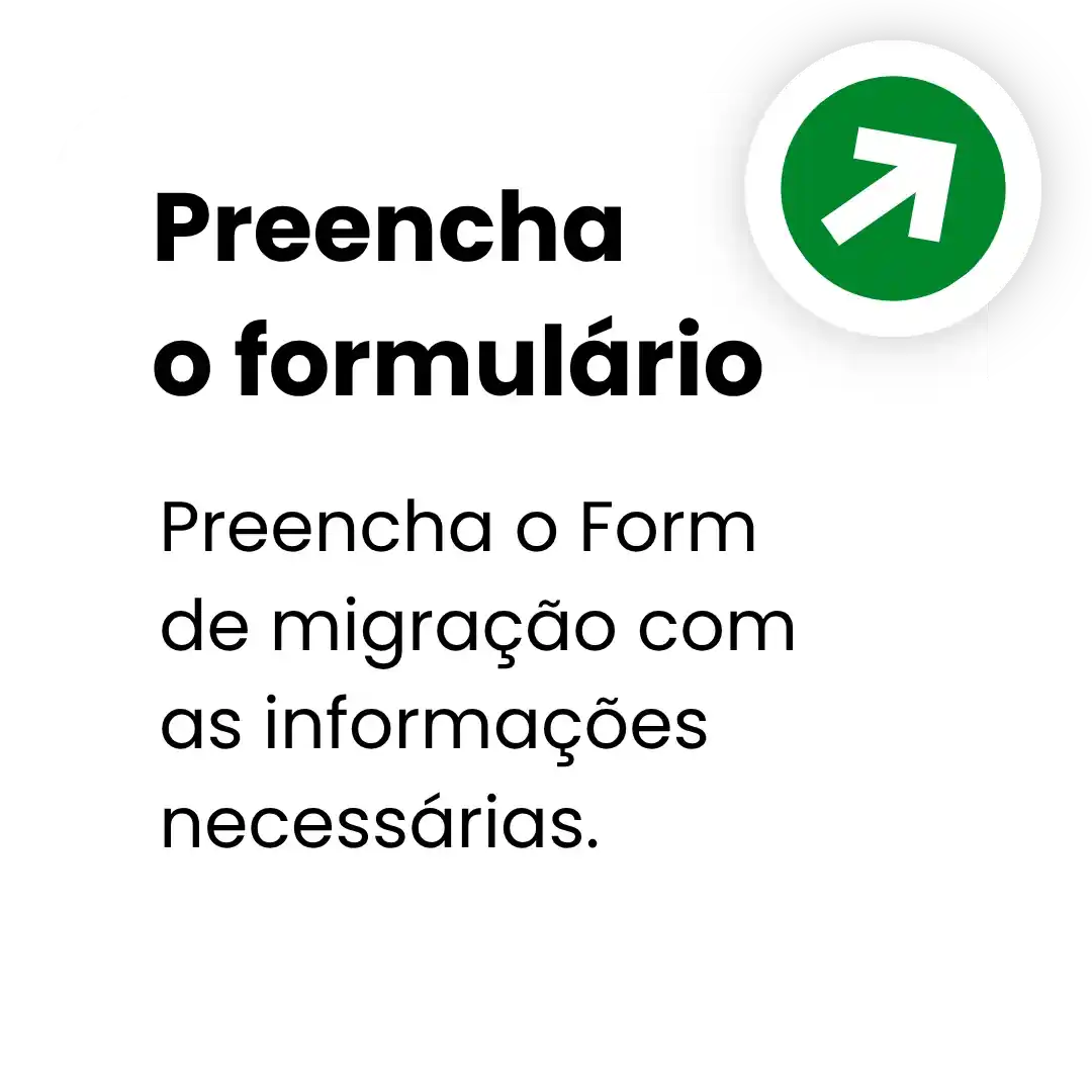 Profissional organizando informações para migração contábil